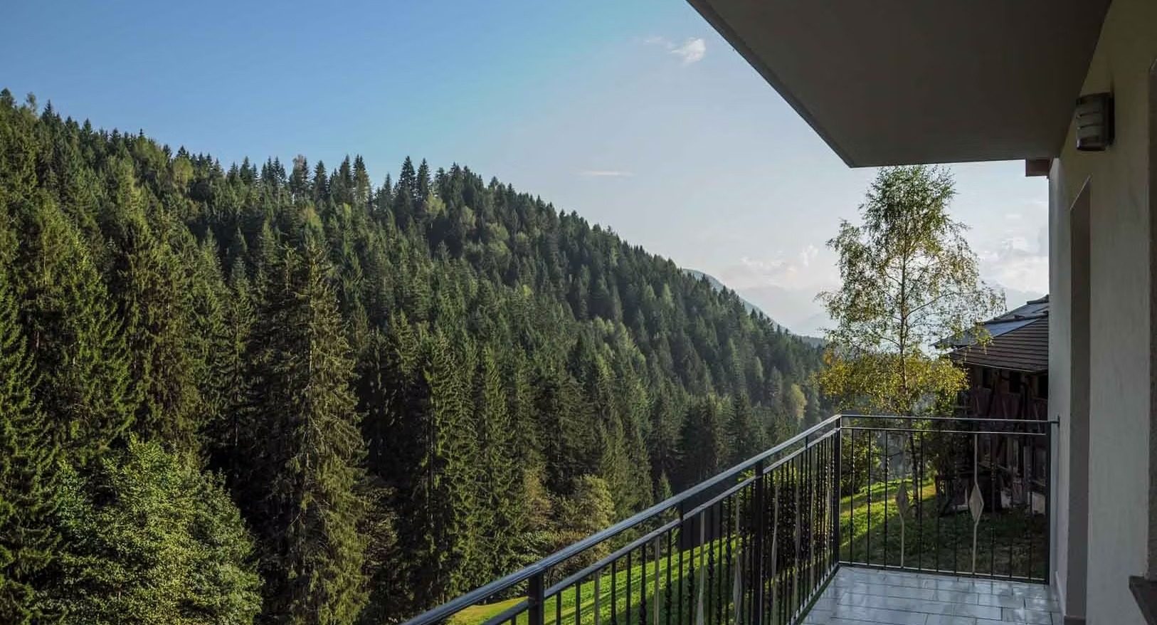 Ausblick vom Panoramabalkon über die Wälder von Laurein Ausblick vom Panoramabalkon über die Wälder von Laurein