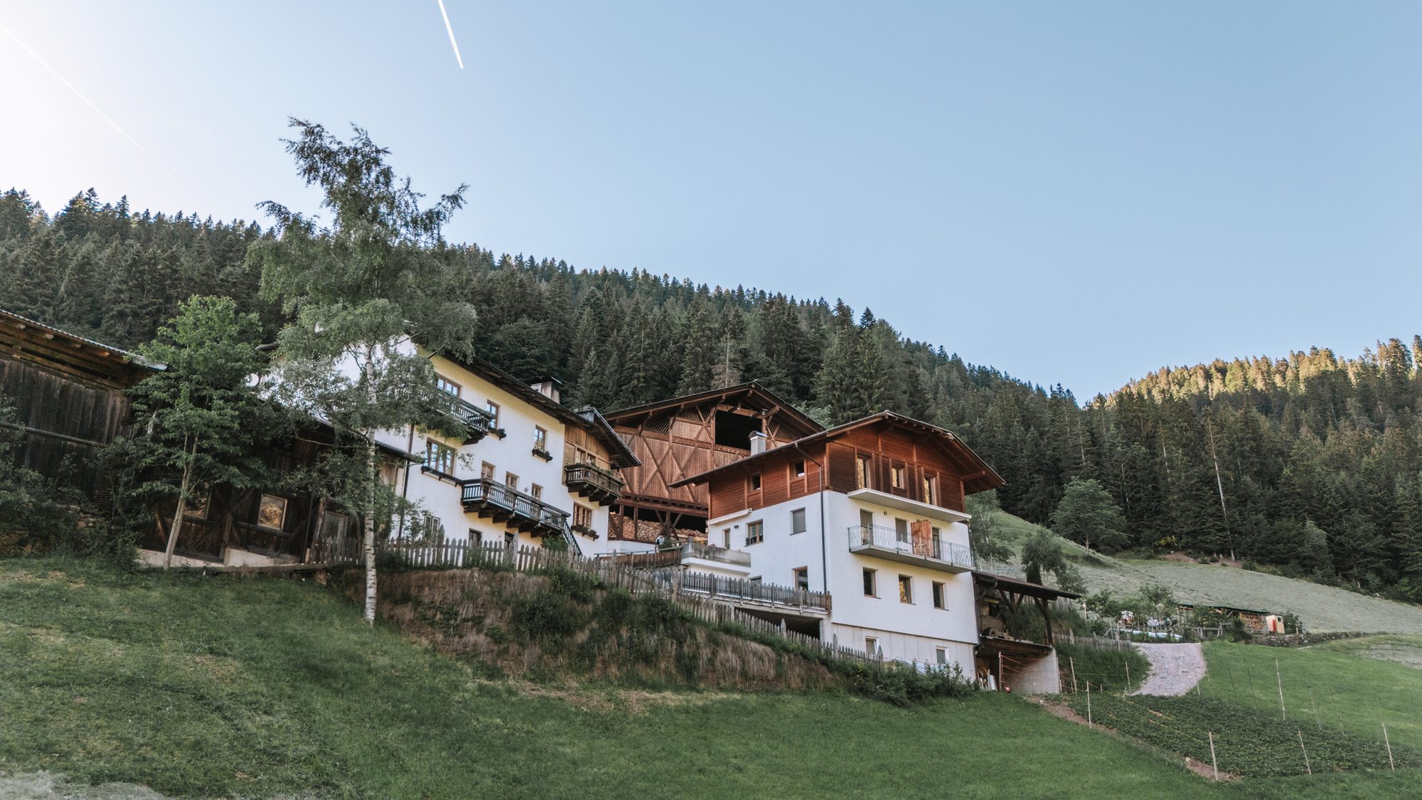Wohnhaus und Hof des Innerjerberhofs im Sommer Wohnhaus und Hof des Innerjerberhofs im Sommer