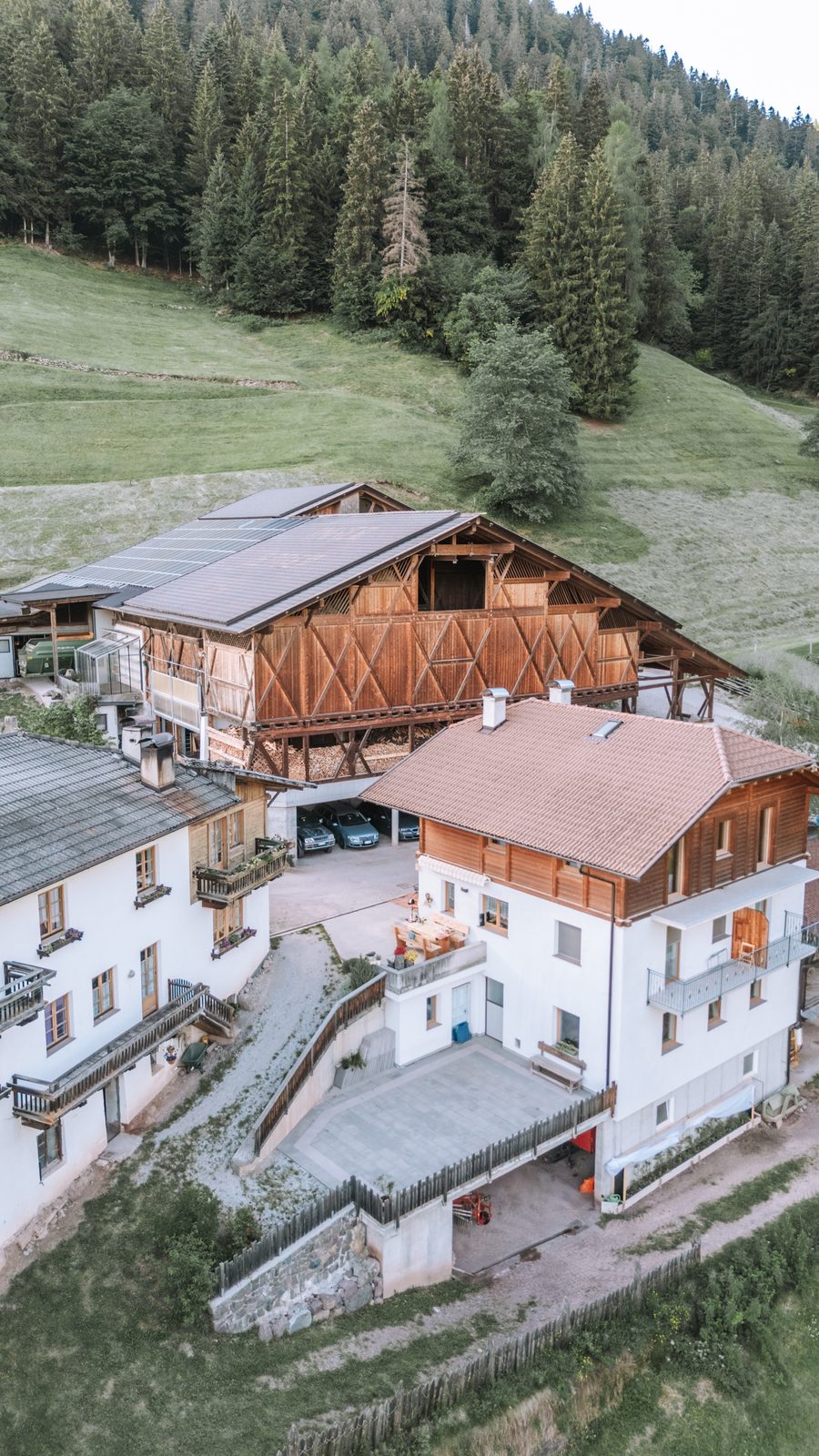 Luftbild des Innerjerberhofs mit Stadel und Wohnhaus am Waldrand Luftbild des Innerjerberhofs mit Stadel und Wohnhaus am Waldrand