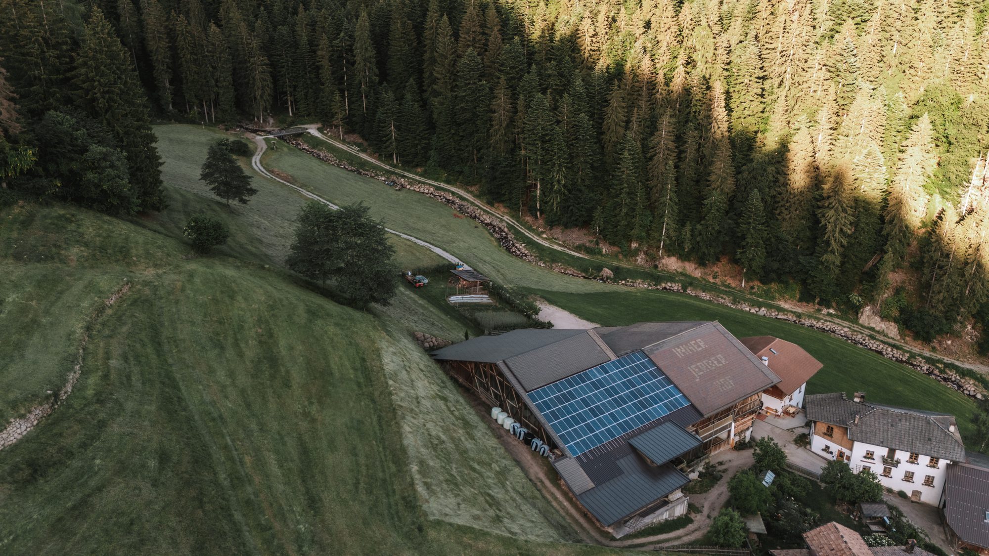 Luftbild: Lage des Innerjerberhofs am Waldrand oberhalb von Laurein Luftbild: Lage des Innerjerberhofs am Waldrand oberhalb von Laurein