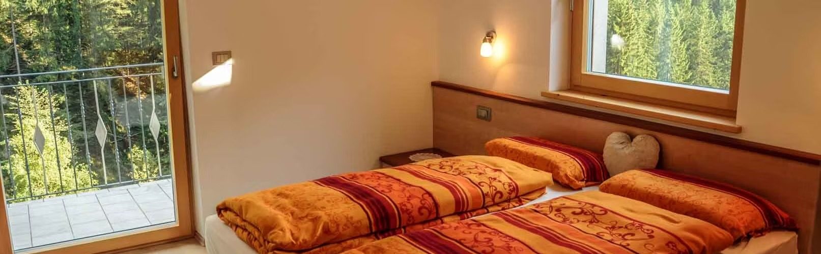 Schlafzimmer einer Ferienwohnung am Innerjerberhof Schlafzimmer einer Ferienwohnung am Innerjerberhof