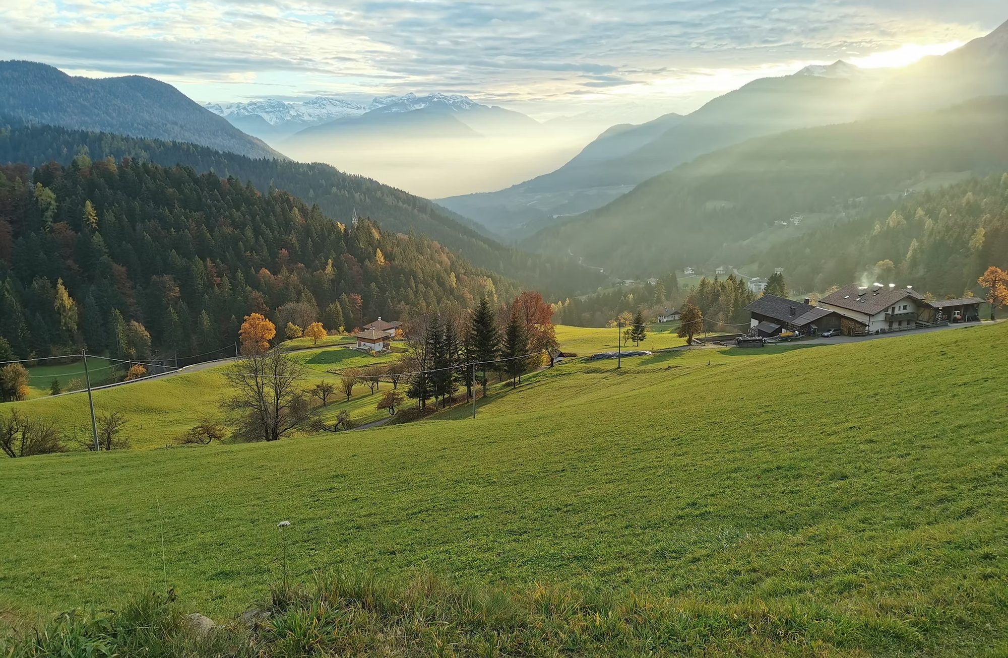 Herbstlicher Blick über das Tal von Laurein am Deutschnonsberg Herbstlicher Blick über das Tal von Laurein am Deutschnonsberg